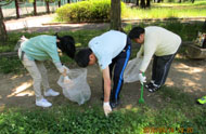 公園清掃写真（裁断機使用）｜障害者・高齢者 複合施設 エバーグリーン 障害ワークセンター ウィル(will)